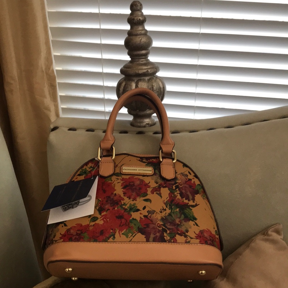 🚫SOLD🚫NWT. Adrienne Vittadini dome bag.